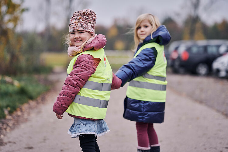 DRK - KiTa Löwenzahn in Großbeeren / Brandenburg: Kinder in Leuchtwesten beim Spaziergang