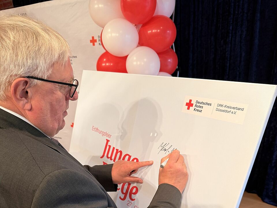 NRW-Gesundheitsminister Karl‑Josef Laumann unterzeichnet ein Plakat zur Eröffnung der Jungen Pflege im DRK-Seniorenzentrum Marienheim Hinsbeck NRW-Gesundheitsminister Karl‑Josef Laumann unterzeichnet ein Plakat zur Eröffnung der Jungen Pflege im DRK-Seniorenzentrum Marienheim Hinsbeck