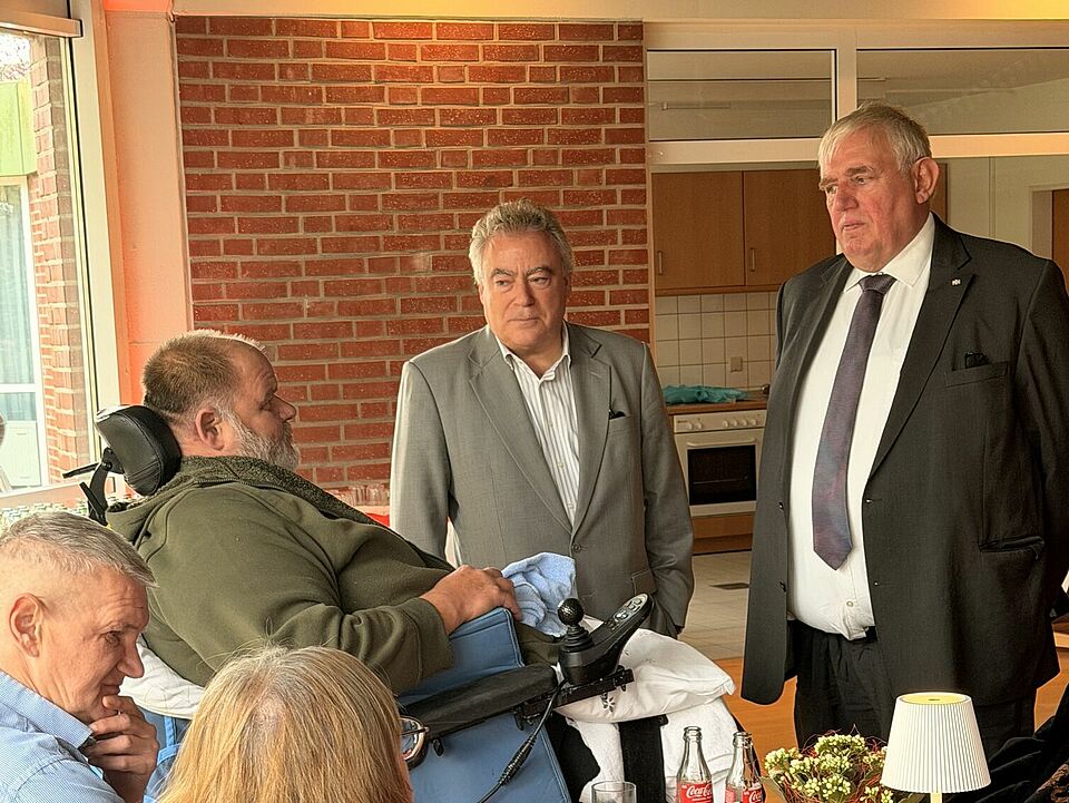 Karl-Josef Laumann, NRW-Gesundheitsminister (r.) und Olaf Lehne, DRK Präsident Düsseldorf (l.) im Gespräch mit Bewohnern der Jungen Pflege Karl-Josef Laumann, NRW-Gesundheitsminister (r.) und Olaf Lehne, DRK Präsident Düsseldorf (l.) im Gespräch mit Bewohnern der Jungen Pflege